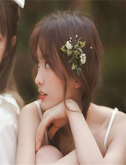 解构的《端盘子的姑娘》悬念设置：叙事技巧与观众心理